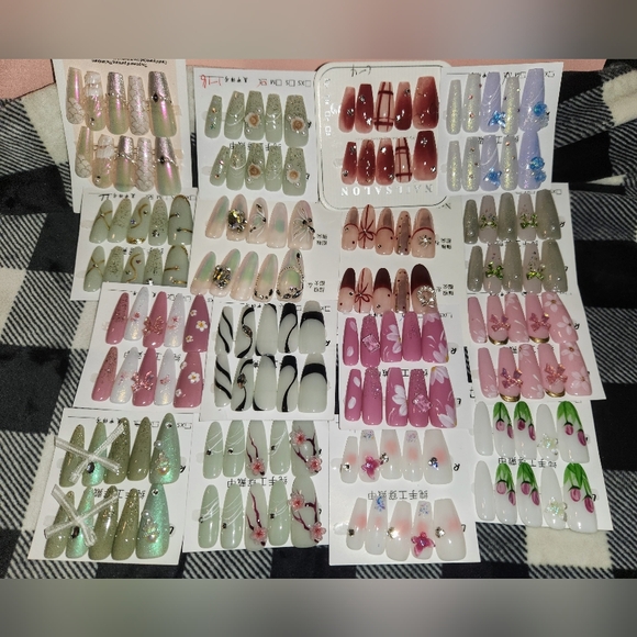 HUGE Lot, Bundle of Press On Nails - Picture 3 of 3